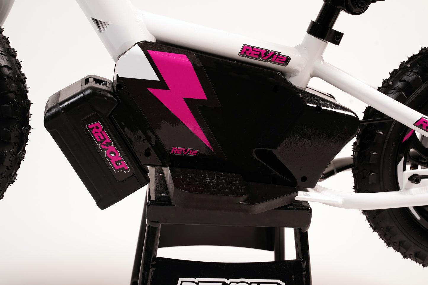 Revolt 12 E-DRIVE Brushless White and Pink